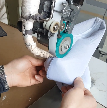 Shoes seam sealing machine