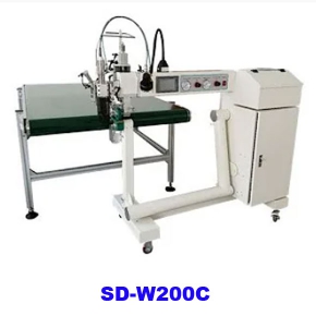 Hot air tarpaulin welding machine with synchronous conveyor